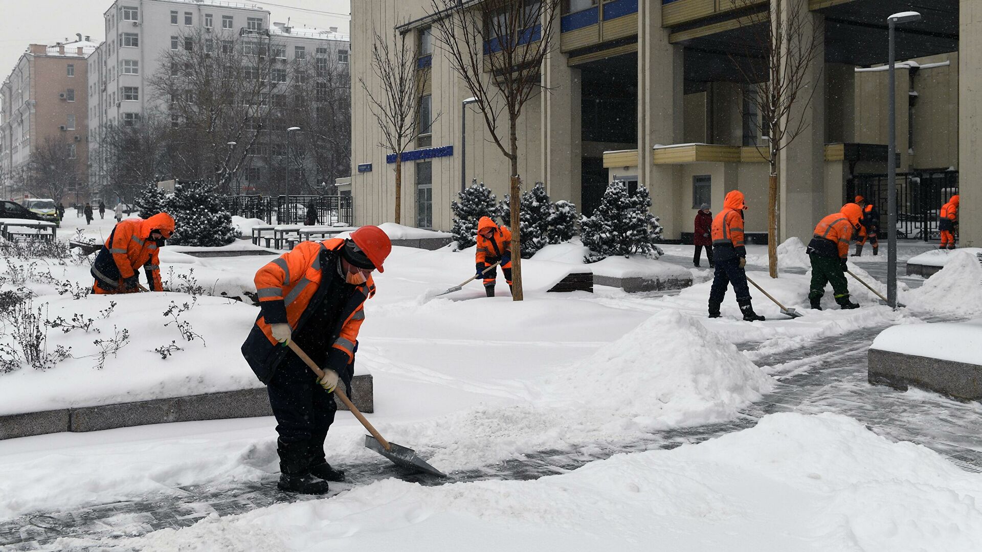 Сильный снегопад будет сегодня. Снег в Москве. Снегопад в Москве. Уборка снега. Убирают снег в Москве.