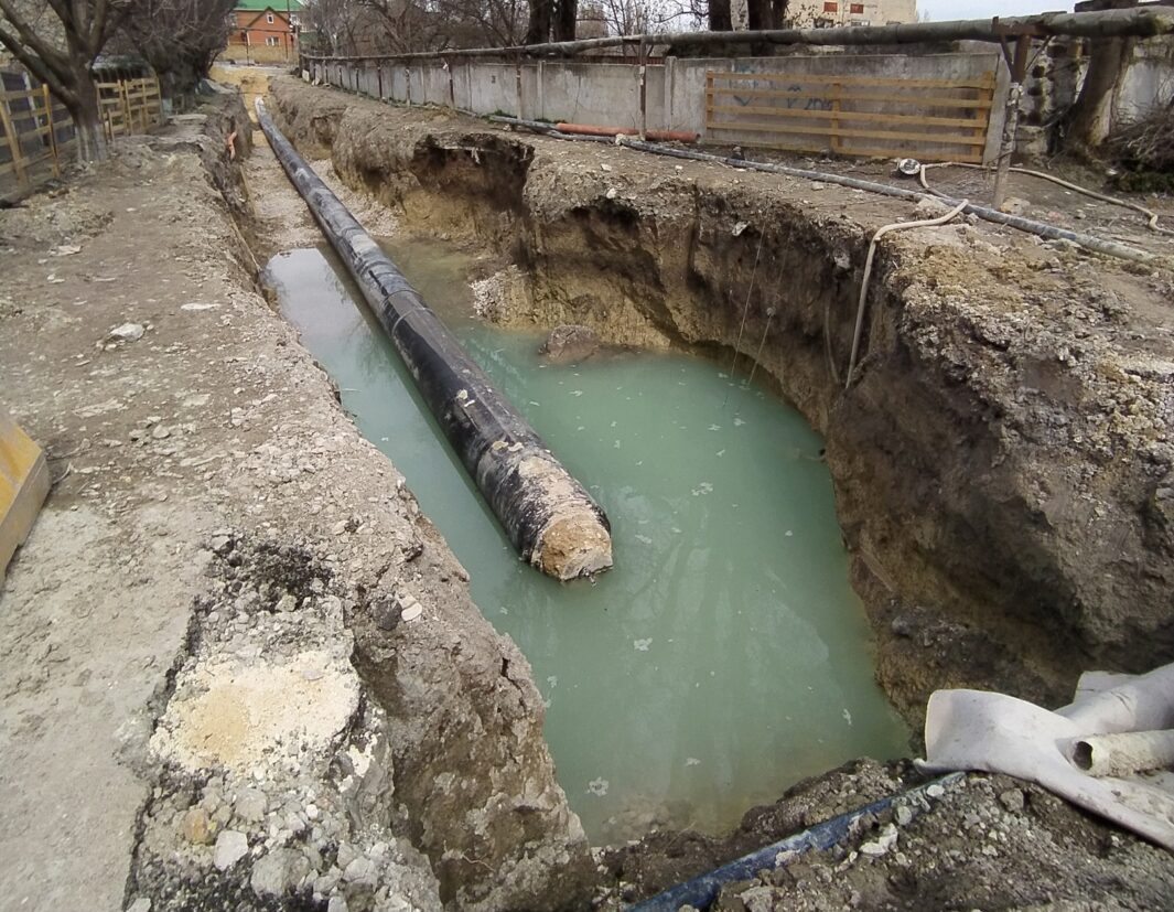 Хлещет вода из трубы: жители Симферополя жалуются на бесхозяйственность  оккупантов - Флот 2017