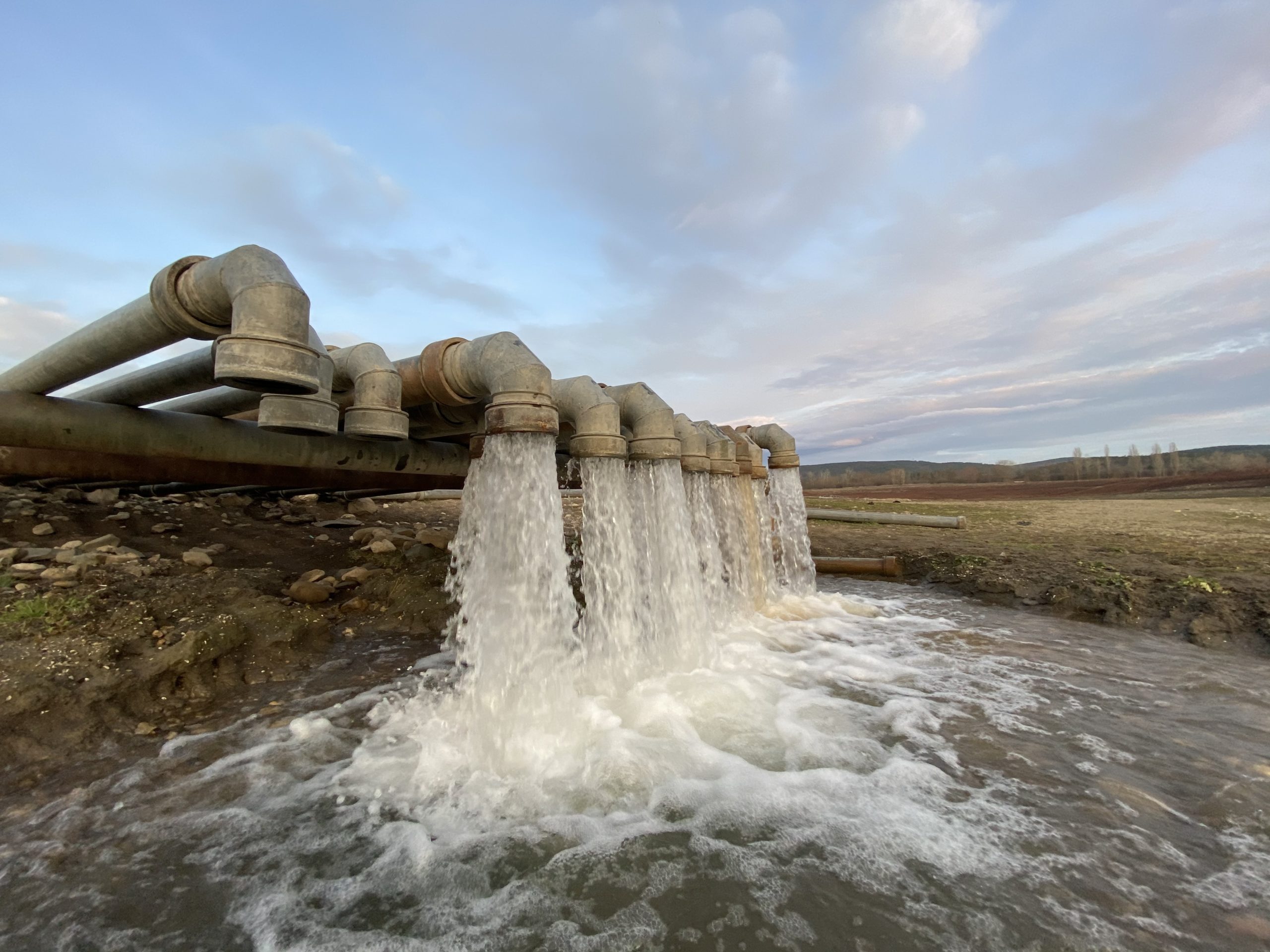 Вода крыма водохранилище. Межгорное водохранилище 2022. Водохранилище Симферополь 2021. Сброс воды. Крым водохранилище пресной воды.