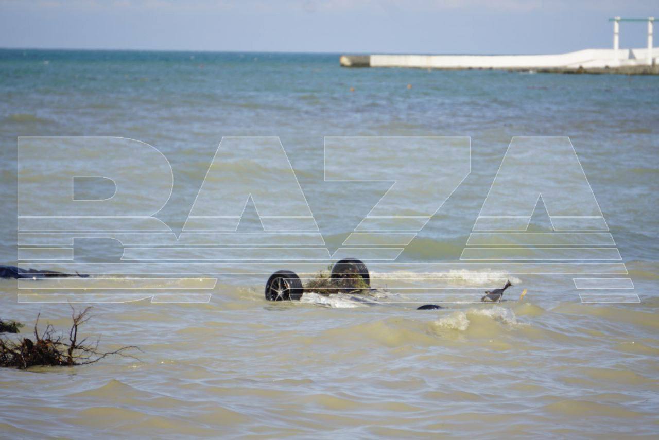 Грязь, обломки и машины в воде: после потопа россияне с радостью купаются  по уши в мусоре. Читайте на UKR.NET